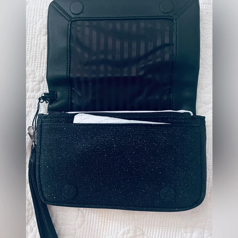 NWT VICTORIA’S SECRET CLUTCH WRISTLET
SPARKLY BLACK WITH BLING BOW - Picture 7 of 7